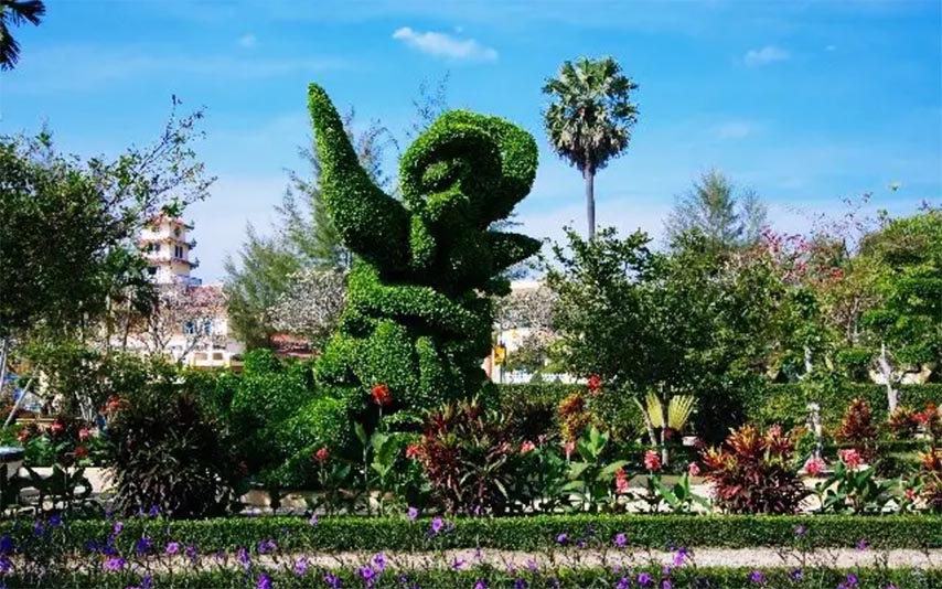 Khuôn viên Bá Huê Viên có nhiều cây bon sai bắt mắt 