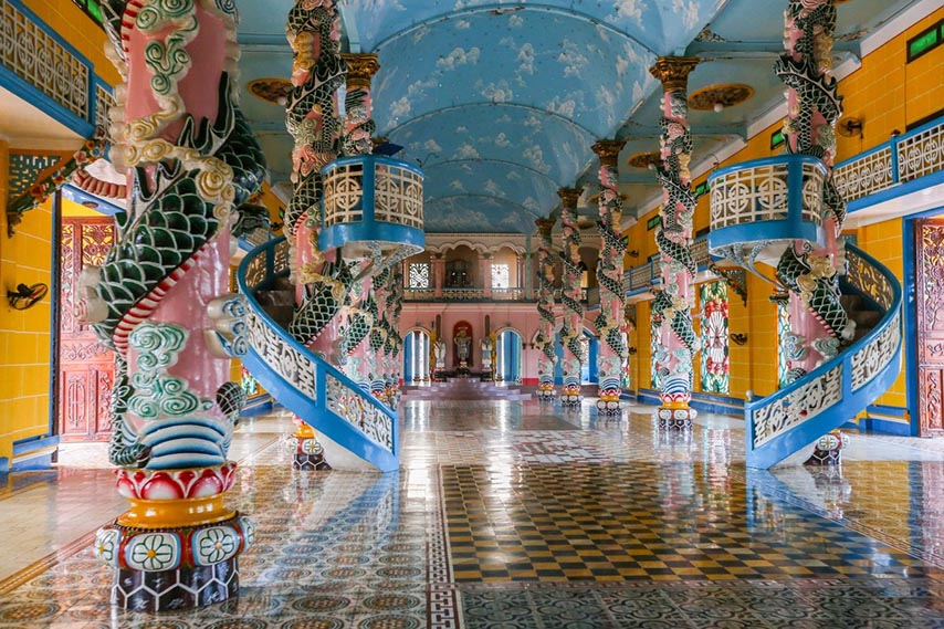 Không gian bên trong Toà thánh Cao Đài 