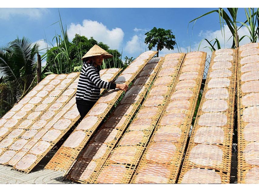 Người dân đang phơi bánh tráng dưới nắng