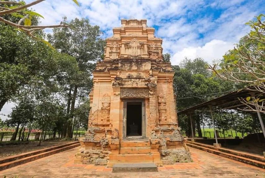 Toà tháp chính được tu sửa và bảo tồn nên hình dáng vẫn còn nguyên vẹn 