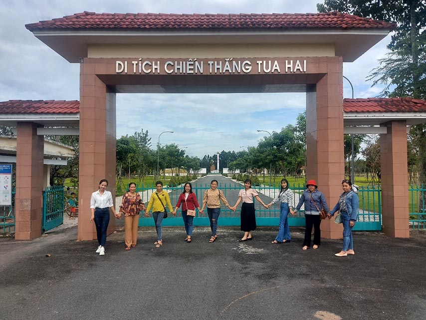 Du khách chụp trước cổng vào khu Di tích Chiến thắng Tua Hai 
