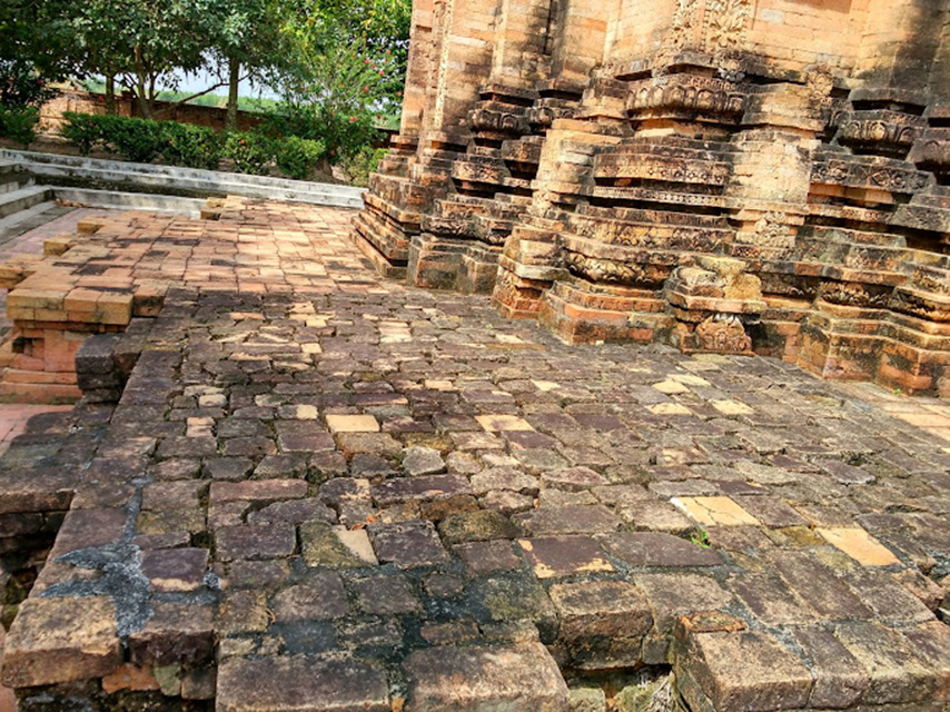 Phần chân tháp bị bào mòn do thời tiết, khí hậu