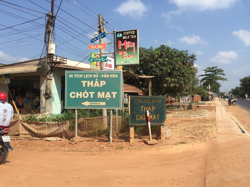Đi trên Quốc lộ 22B, bạn sẽ thấy bảng chỉ dẫn vào khu di tích 