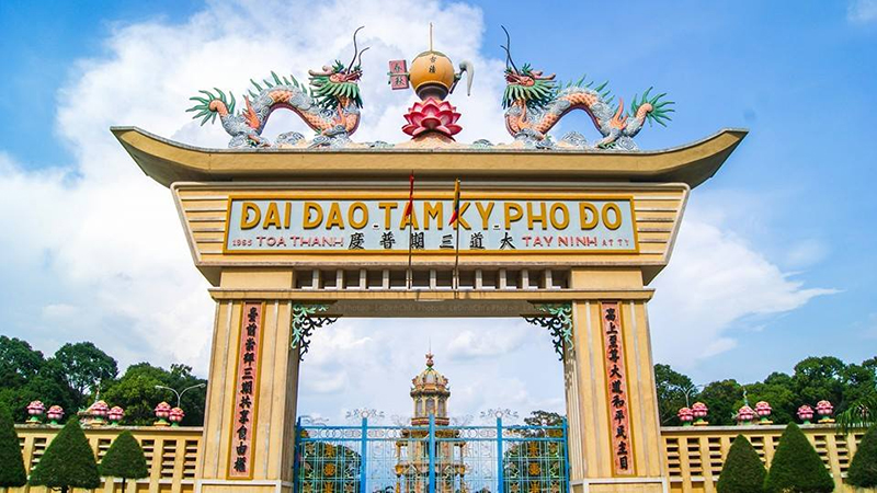 Hình ảnh lưỡng long tranh châu đắp nổi trên đỉnh Chánh môn nhìn từ cổng vào 
