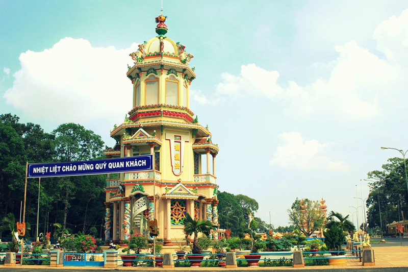 Tòa bửu tháp chạm trổ hình Bát Quái