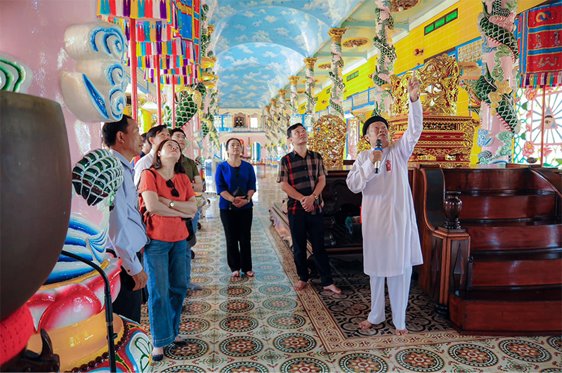Ngài Đầu sư Chưởng quản Hội Thánh giới thiệu Tòa Thánh Tây Ninh
