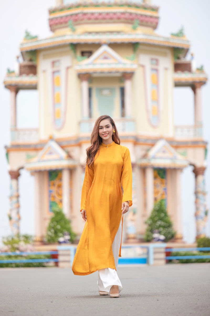 Du khách lưu giữ khoảnh khắc trước toà bửu tháp lộng lẫy 
