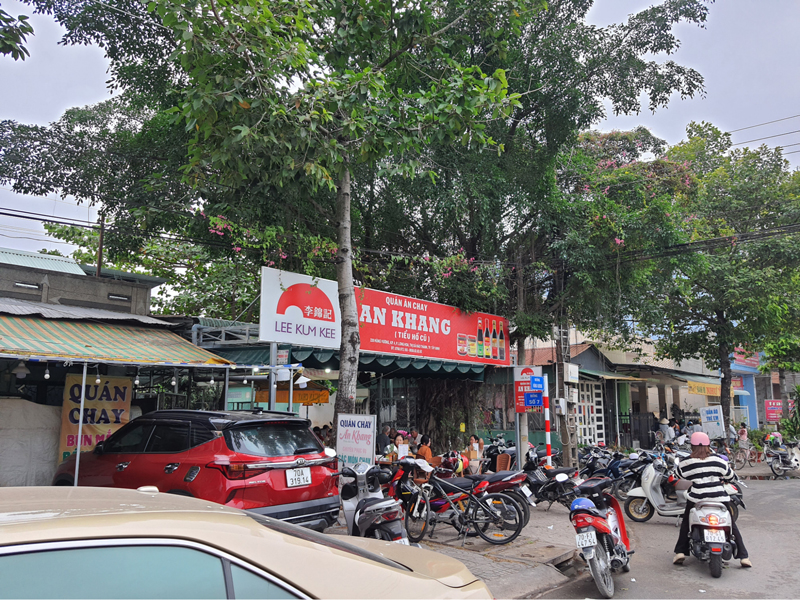 Quán chay An Khang nằm ở mặt đường nên rất dễ tìm