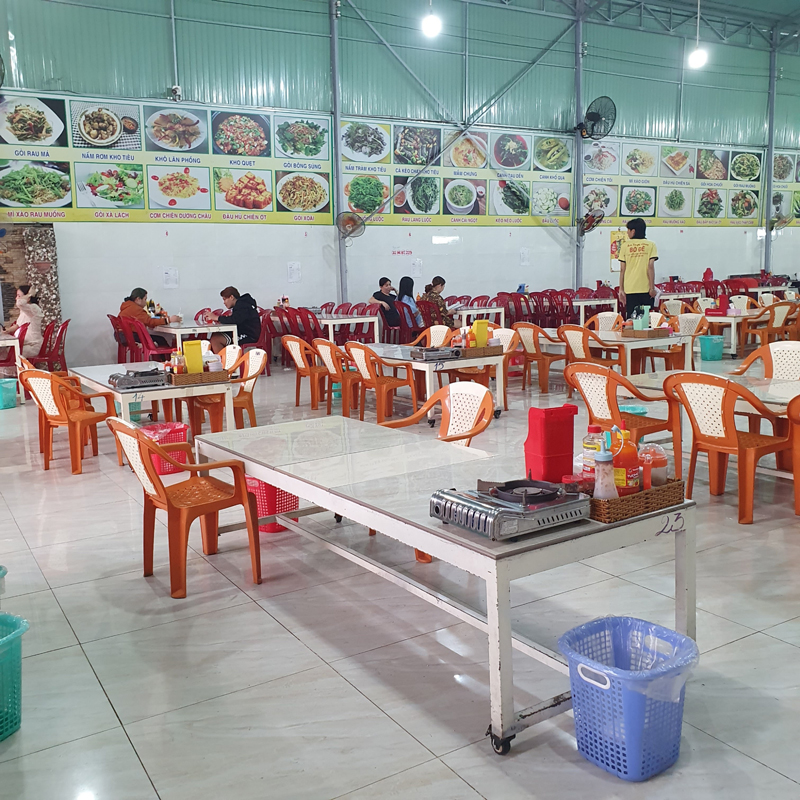 Không gian quán ẩm thực chay Bồ Đề yên tĩnh, rộng rãi và vô cùng sạch sẽ