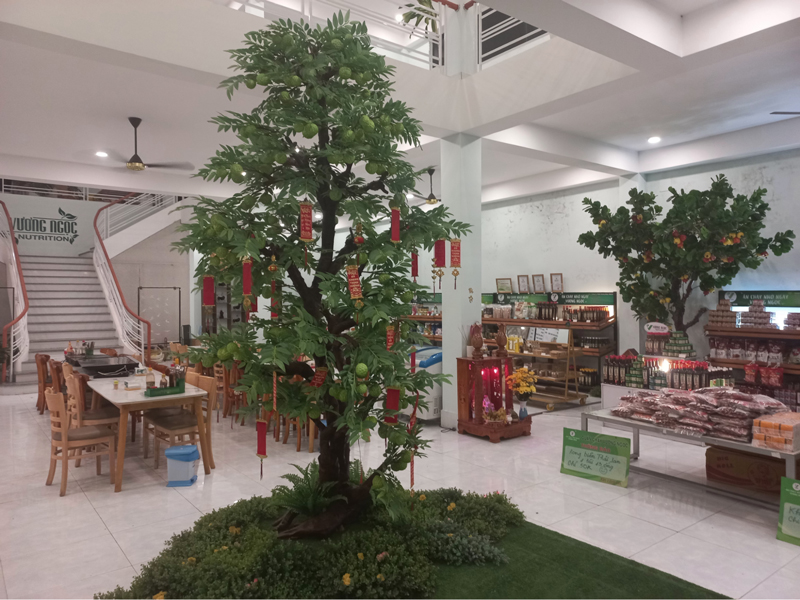 Không gian quán chay Vương Ngọc thanh tịnh, rộng rãi kết hợp lối thiết kế pha trộn giữa cổ điển và hiện đại
