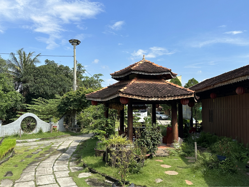 Khuôn viên quán có nhiều cây xanh và góc check in sống ảo