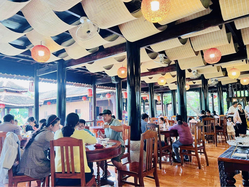 Quán chay Phước Lạc Duyên có không gian rộng, phục vụ số lượng lớn khách tại cùng một thời điểm