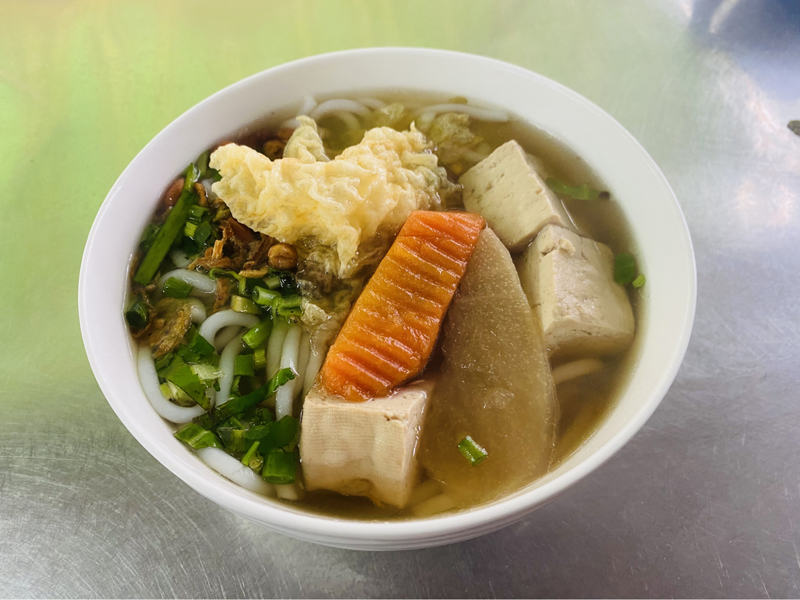 Thực đơn món chay tại quán chay Hạnh Phúc khá đa dạng từ bánh canh chay, hủ tiếu chay, cơm chay