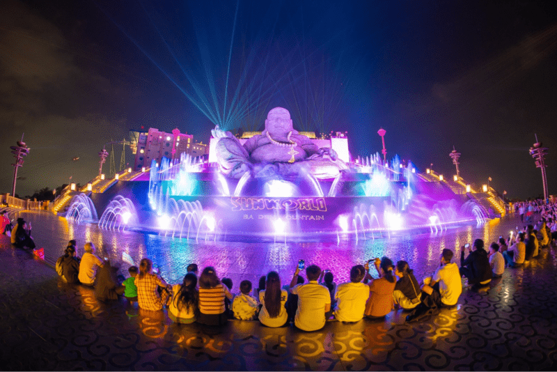 Show nhạc nước phối hợp ăn ý giữa các yếu tố nước, ánh sáng, màu sắc, âm thanh