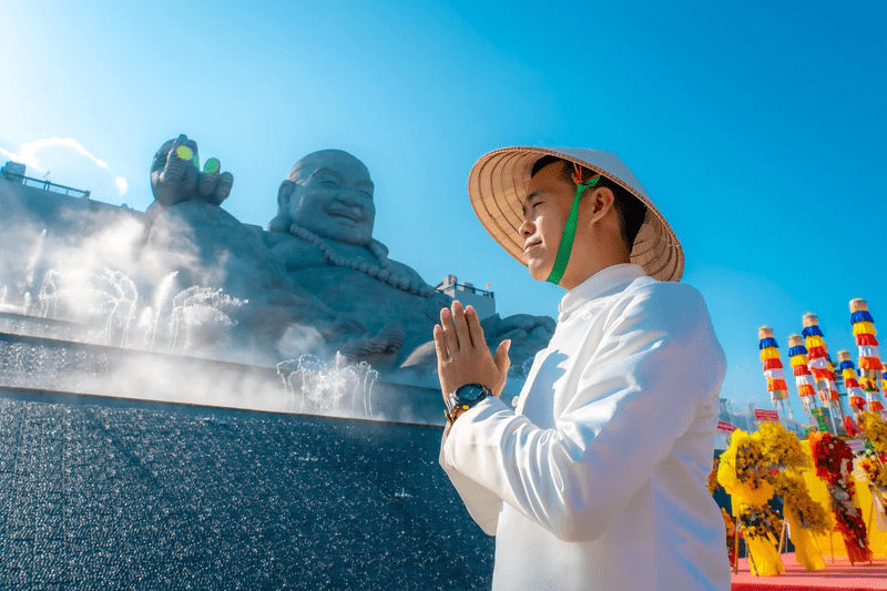 Du khách thành tâm cầu nguyện trước tôn tượng Phật Di Lặc Tây Ninh