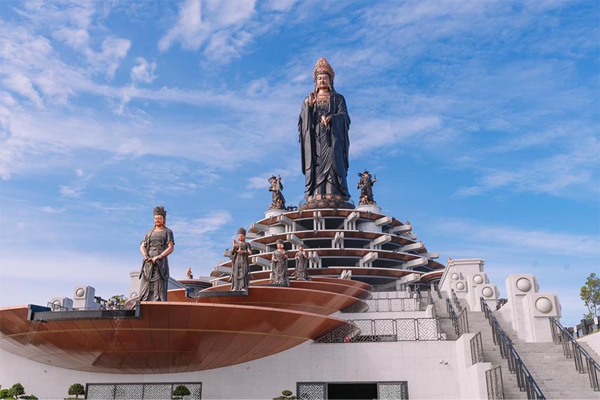 Quang cảnh dưới chân tượng Phật Bà