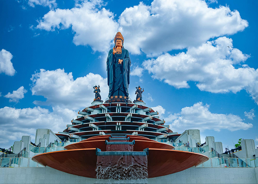 Tượng Phật được nâng đỡ trên đài sen khổng lồ 