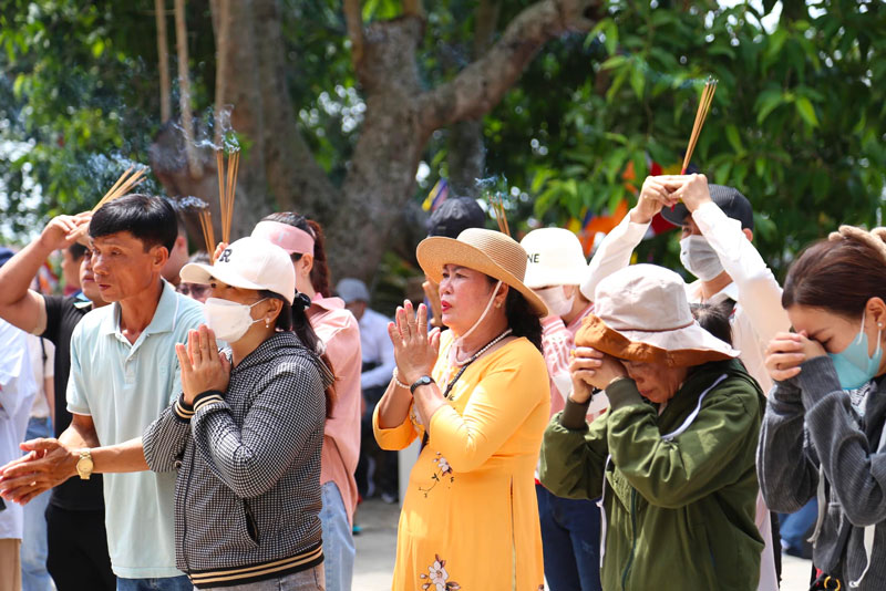 Trang phục của người khấn nên đảm bảo tính lịch sự, kín đáo