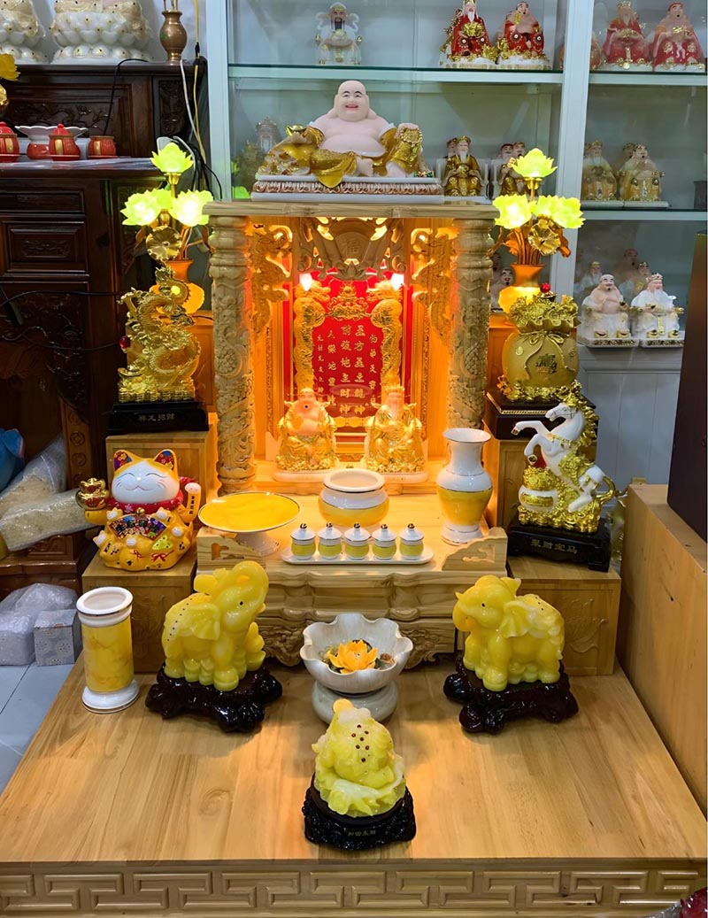 Tượng Phật Di Lặc phải được xếp trên tượng Thổ Địa và Thần Tài theo quan niệm phong thuỷ 