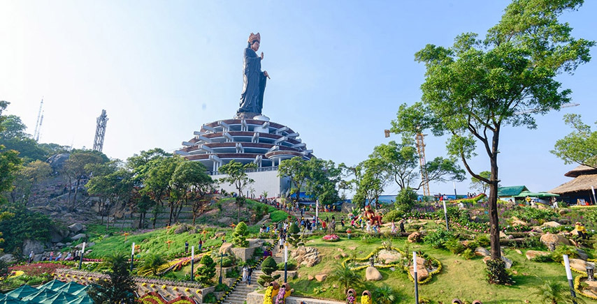 Núi Bà Đen là địa điểm du lịch hấp dẫn, không thể bỏ qua