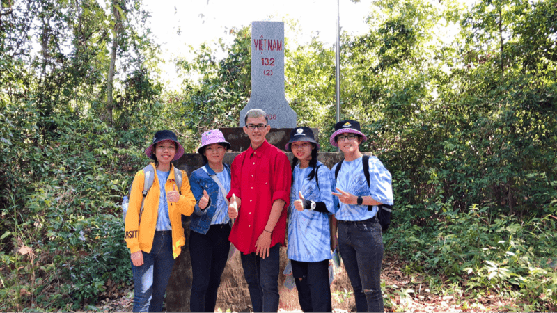 Du khách check in tại cột mốc 132 (2)