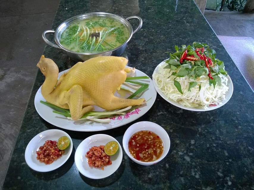 Ngoài thưởng thức trái cây, du khách có thể lựa chọn ăn các món mặn tại vườn