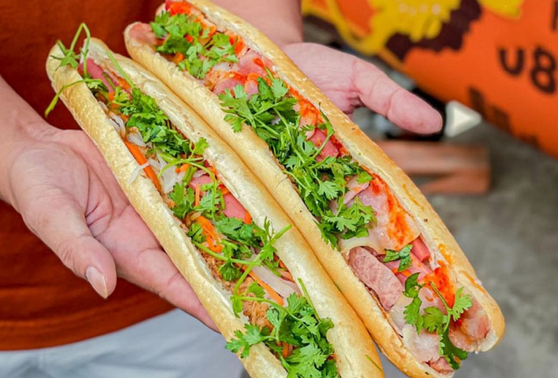 Nhân bánh mì que Bà Già luôn đầy đặt các loại topping và rau ăn kèm