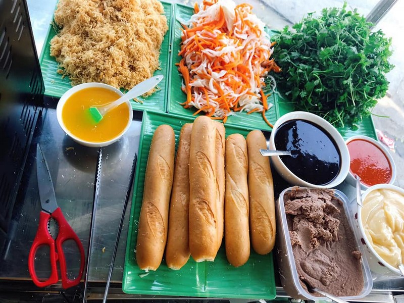 Thưởng thức bánh mì que nóng hổi, thơm lừng lúc xế chiều là một trải nghiệm ẩm thực thú vị khi đến Đà Nẵng