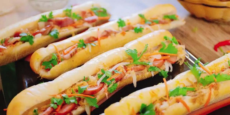 Bánh mì que ông Trinh có giá thành cực kỳ bình dân nên được nhiều thực khách yêu thích