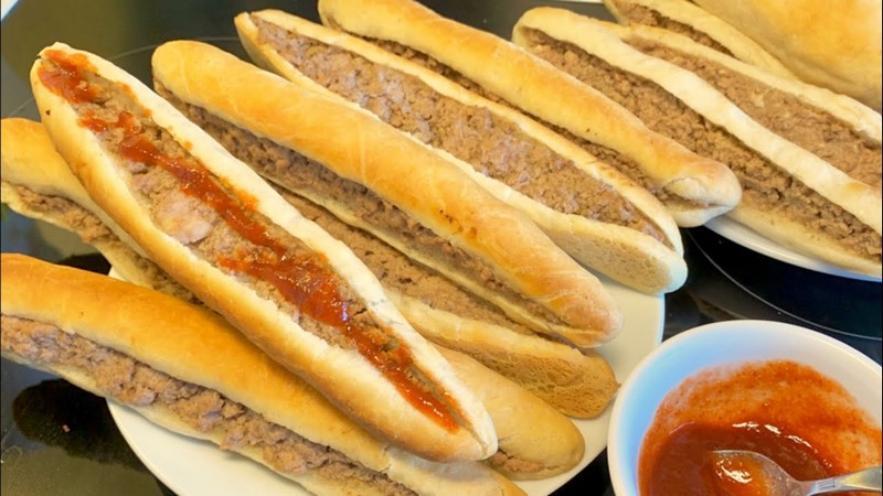 Mỗi phần bánh mì que Hoa Mập chỉ có giá 6.000 VND nhưng luôn đầy ắp nhân