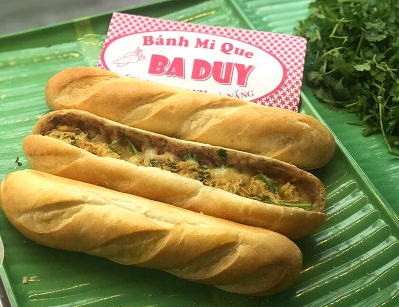 Phần nhân đầy ắp topping của bánh mì que Ba Duy