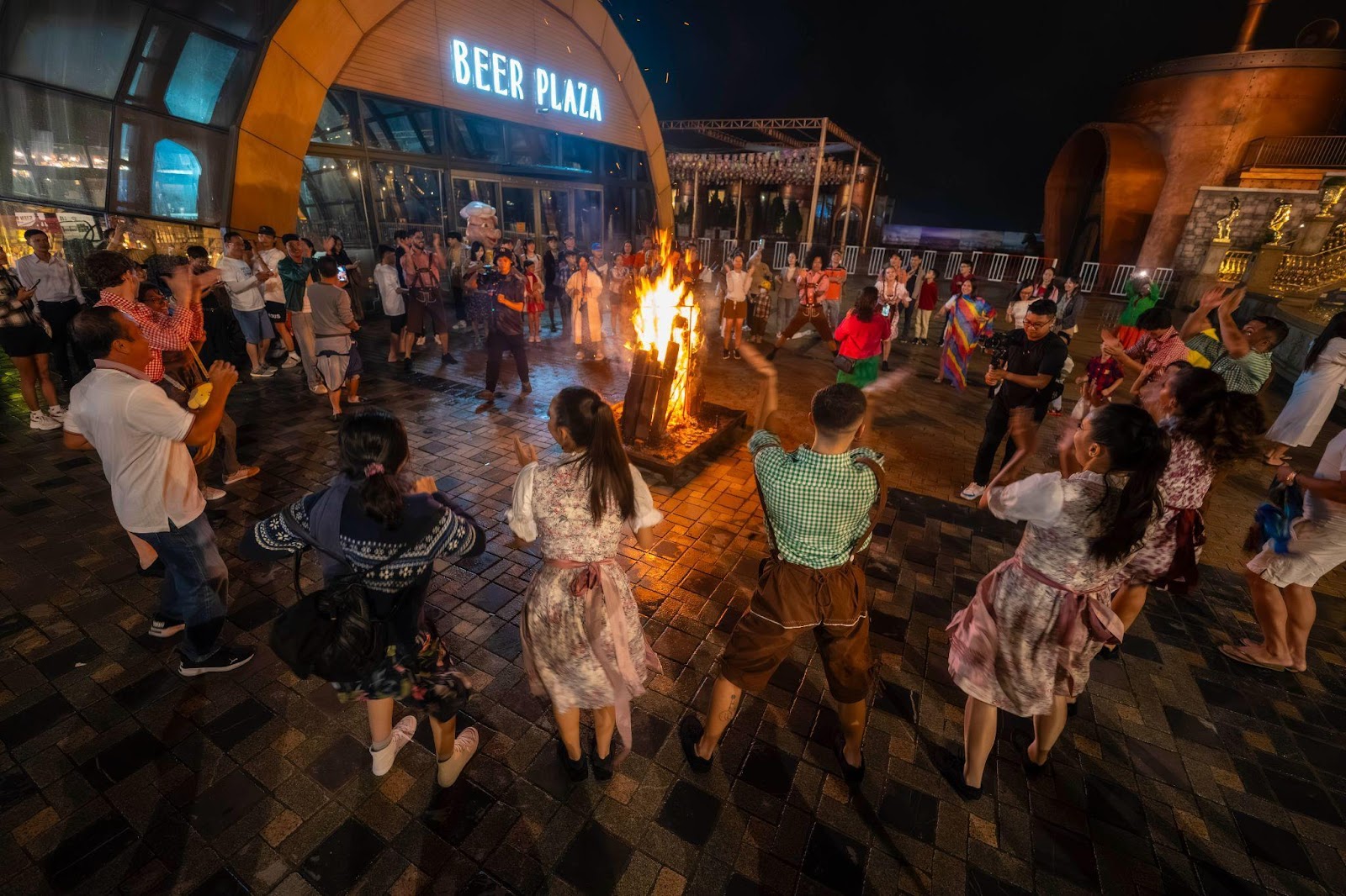 “Bà Nà By Night” sẽ khiến bạn vui ngất ngây