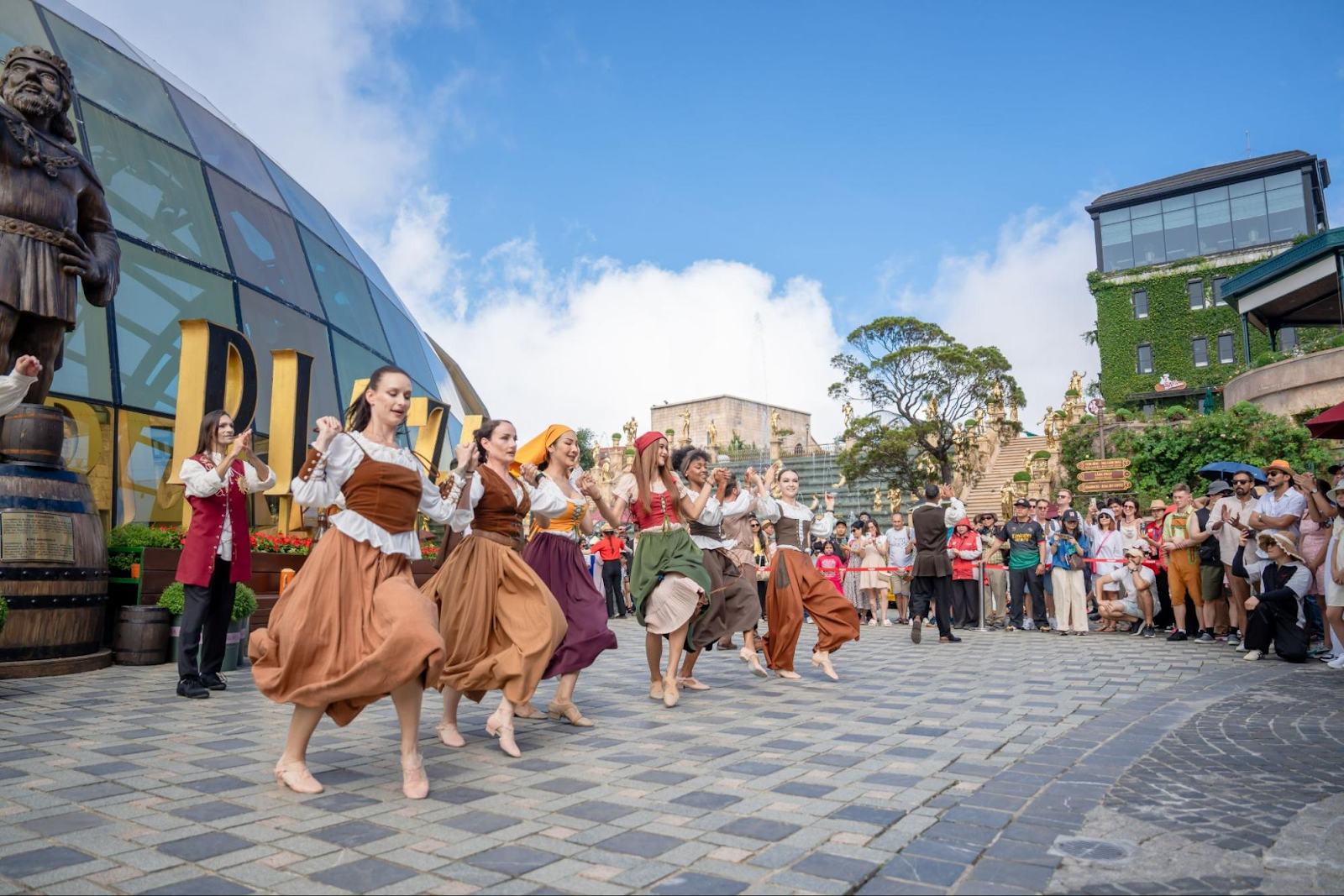 “Happy Fair” tái hiện chân thực khung cảnh phiên chợ cổ tích của thời Trung cổ châu Âu