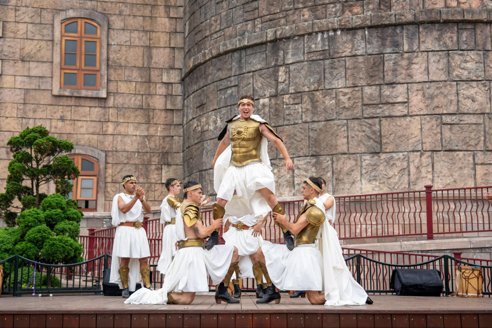 “Solar Warriors” gây ấn tượng bởi vũ đạo cuốn hút của những nam vũ công quốc tế điển trai