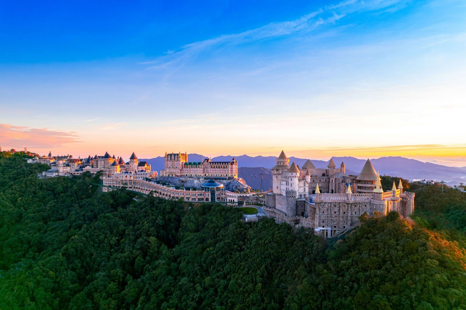 Khu du lịch Ba Na Hills với kiến trúc châu Âu độc đáo.