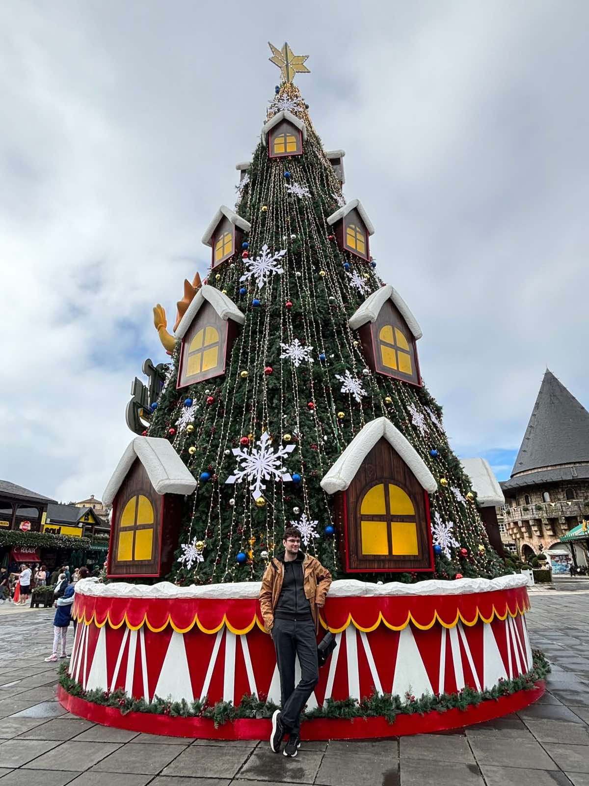 Cây thông khổng lồ rực rỡ nổi bật giữa không gian lễ hội Giáng sinh tại Sun World Ba Na Hills.