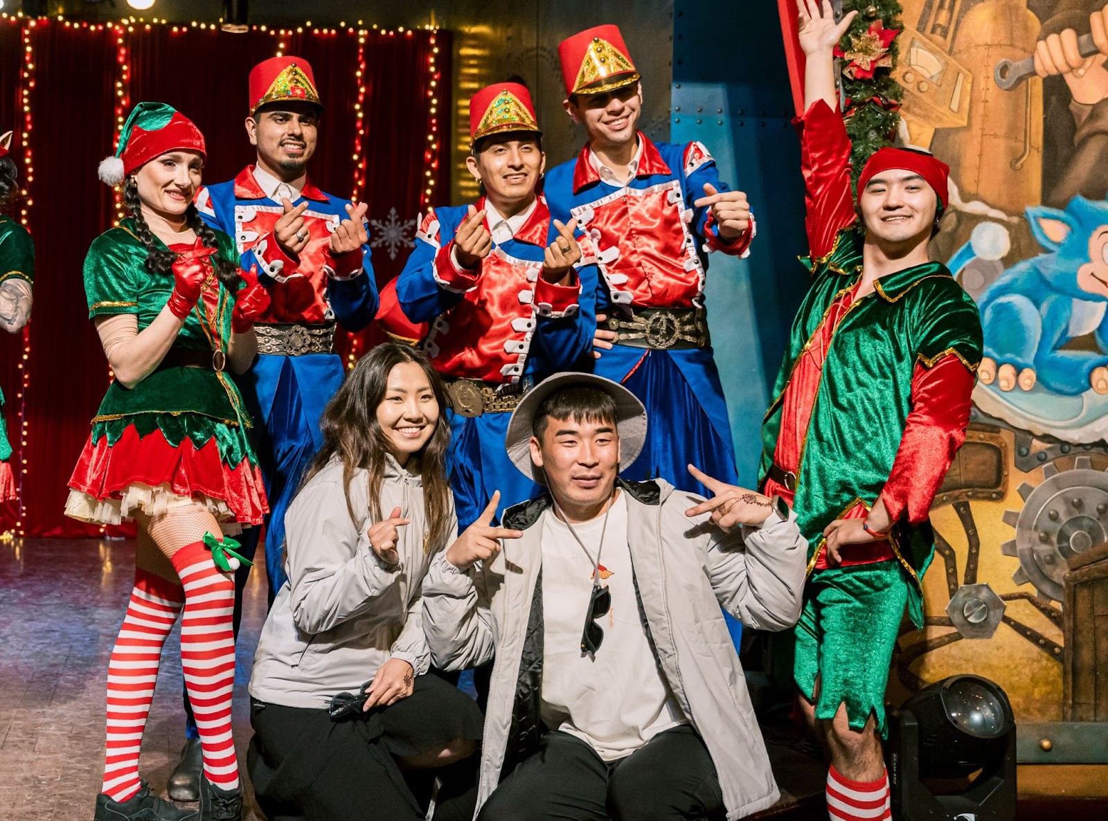 Các nghệ sĩ quốc tế thân thiện giao lưu cùng du khách sau show diễn.