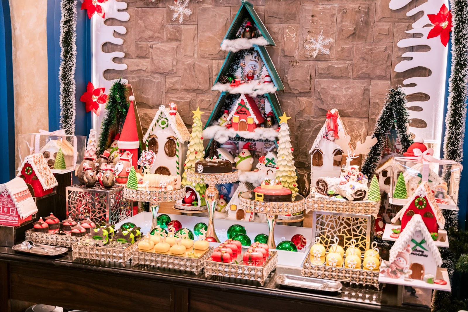 Đại tiệc buffet Giáng sinh chuẩn Âu được bày trí ấm cúng, hấp dẫn thực khách.