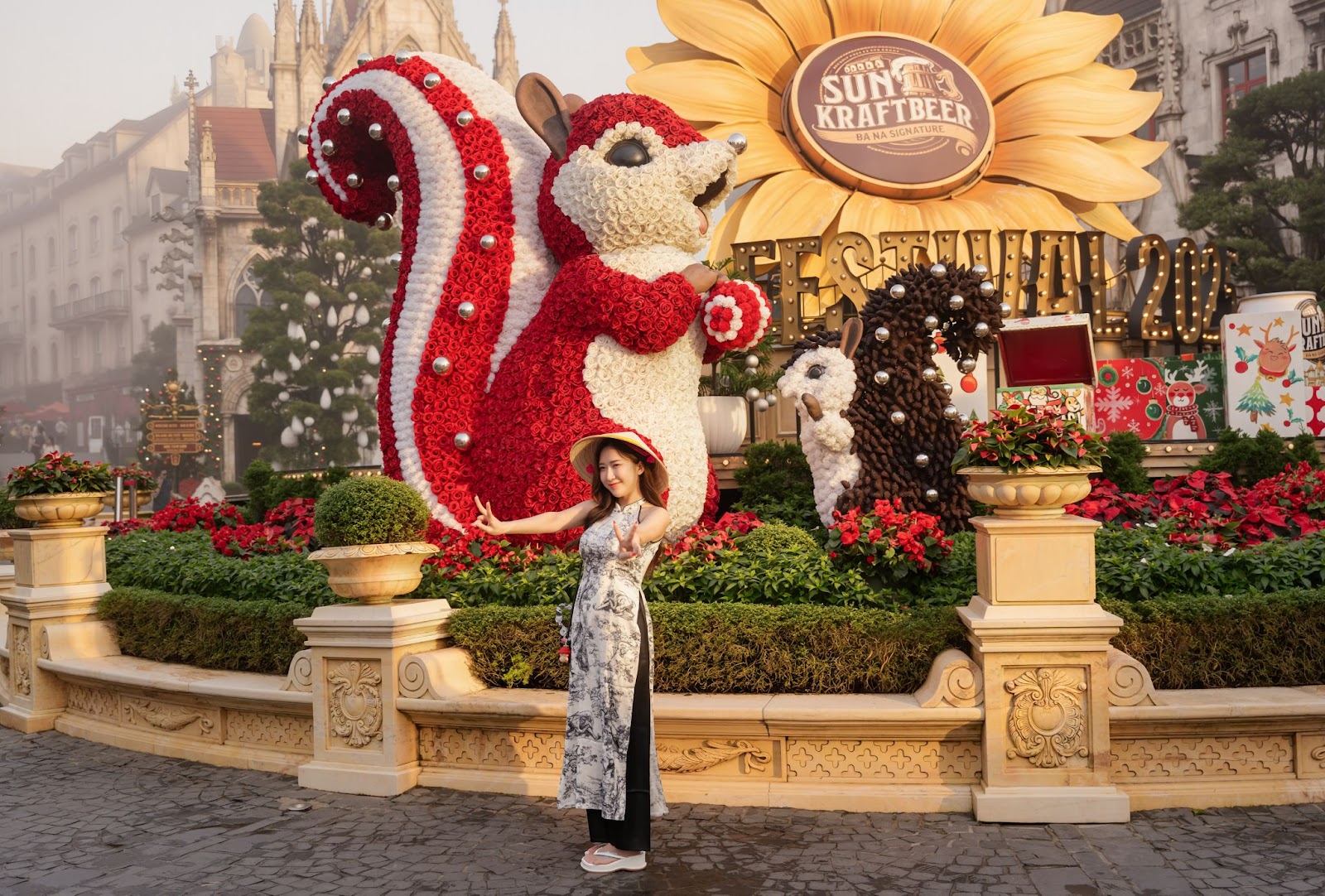 Du khách thích thú check-in Làng Pháp với nhiều góc lộng lẫy như cổ tích.