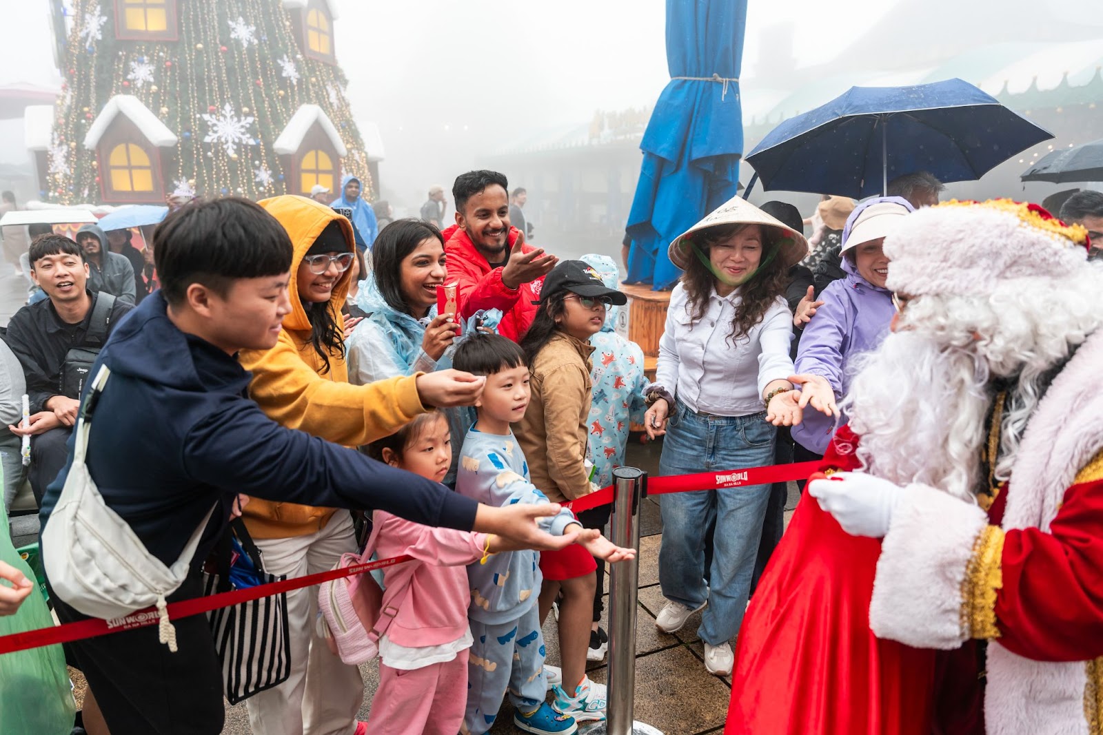 Các vũ công hóa trang ông già Noel khuấy động không khí bằng những tương tác vui nhộn.