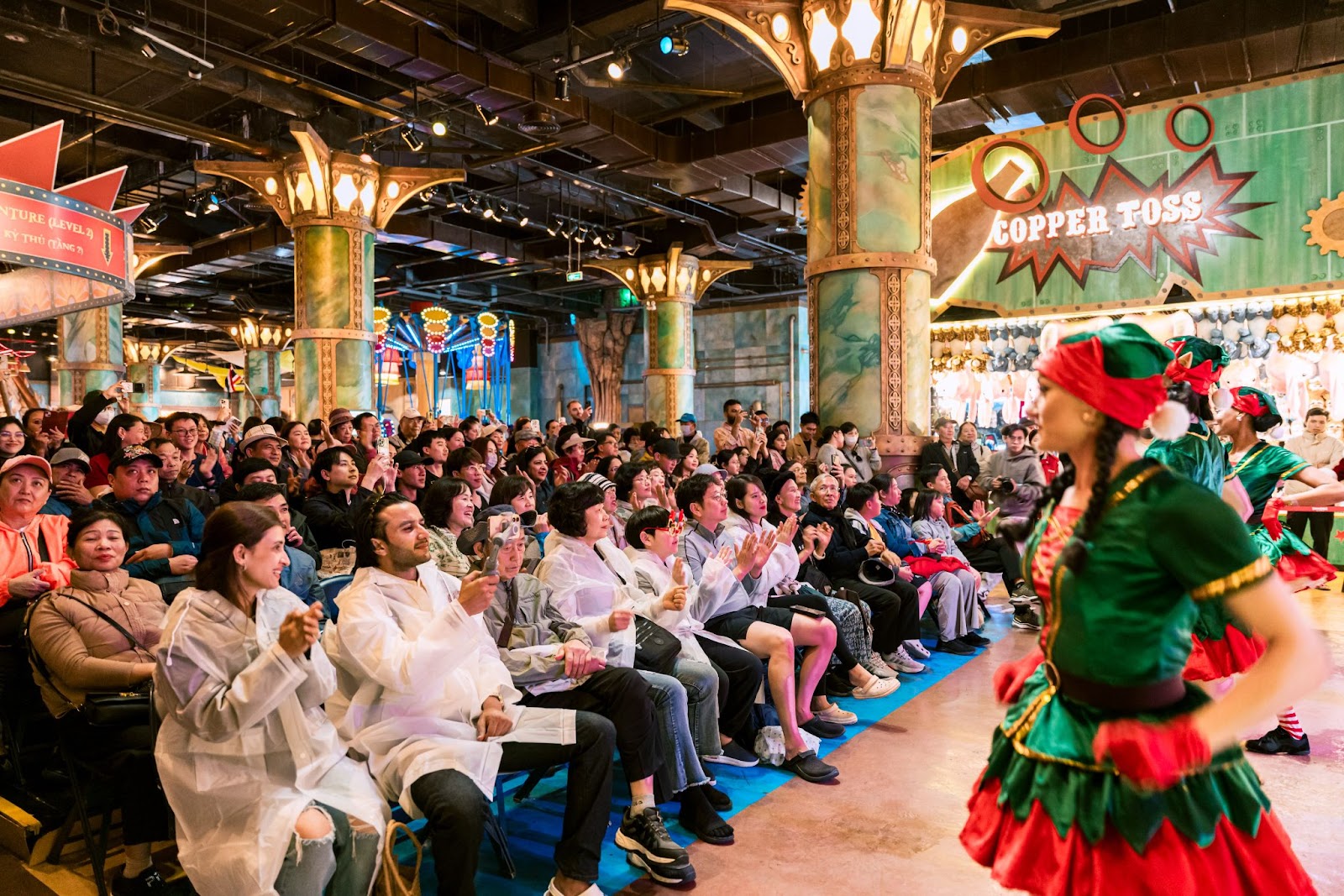 Đông đảo du khách hòa mình vào không khí sôi động của các minishow nghệ thuật.