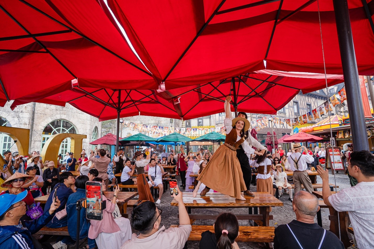 Du khách hào hứng tay trong tay hòa mình vào trải nghiệm giải trí tại Làng Pháp.