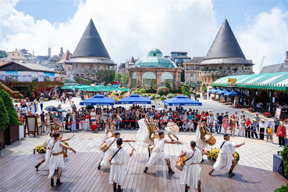 “Solar Warriors” khuấy động khán giả bằng màn trống đầy uy lực.