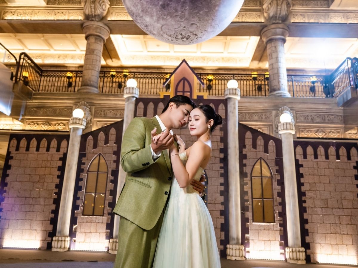 Tiếp nối là thời gian tham quan Làng Pháp với kiến trúc Gothic cổ điển, Cầu Vàng nổi tiếng và vườn hoa Sun World rực rỡ sắc màu