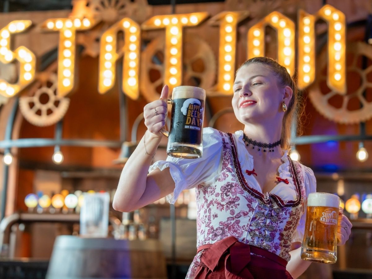 Thưởng thức bia thủ công mát lạnh vừa xem các màn trình diễn sôi động, du khách sẽ cảm nhận trọn vẹn tinh thần lễ hội