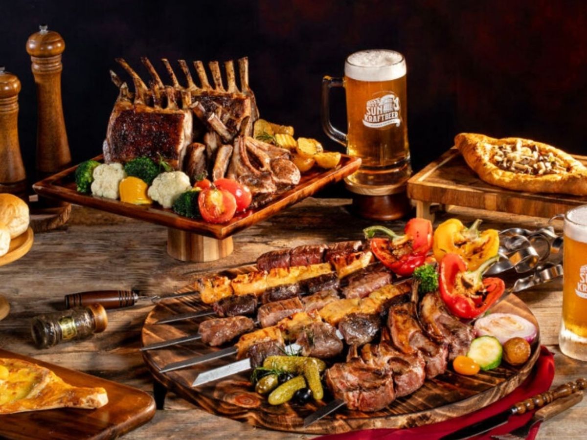 Pizza nướng lò với topping bò sốt pesto hoặc cừu sốt đặc biệt, được chế biến ngay tại bếp của nhà hàng.