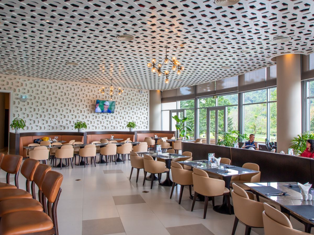Nhà hàng tại Ba Na Hills Golf Club có không gian rộng rãi và view nhìn ra sân golf