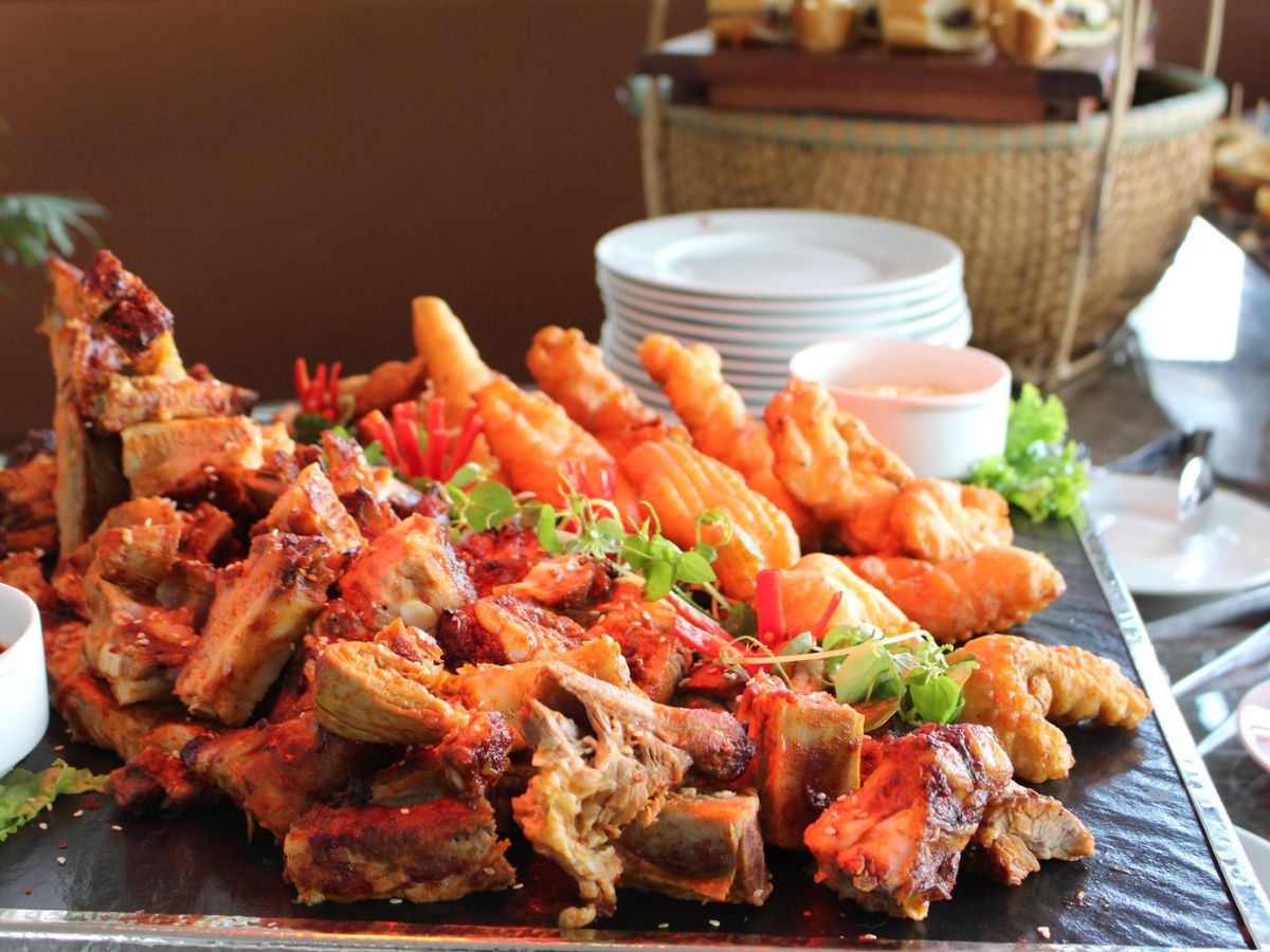 Thực đơn tại nhà hàng của sân golf có đa dạng các món Á - Âu cho du khách lựa chọn