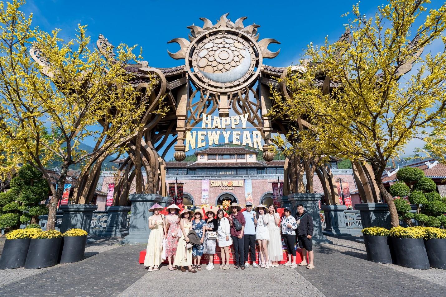 Chương trình tri ân người dân 11 tỉnh thành miền Trung – Tây Nguyên của Ba Na Hills thu hút đông đảo du khách dịp tháng 3 này.