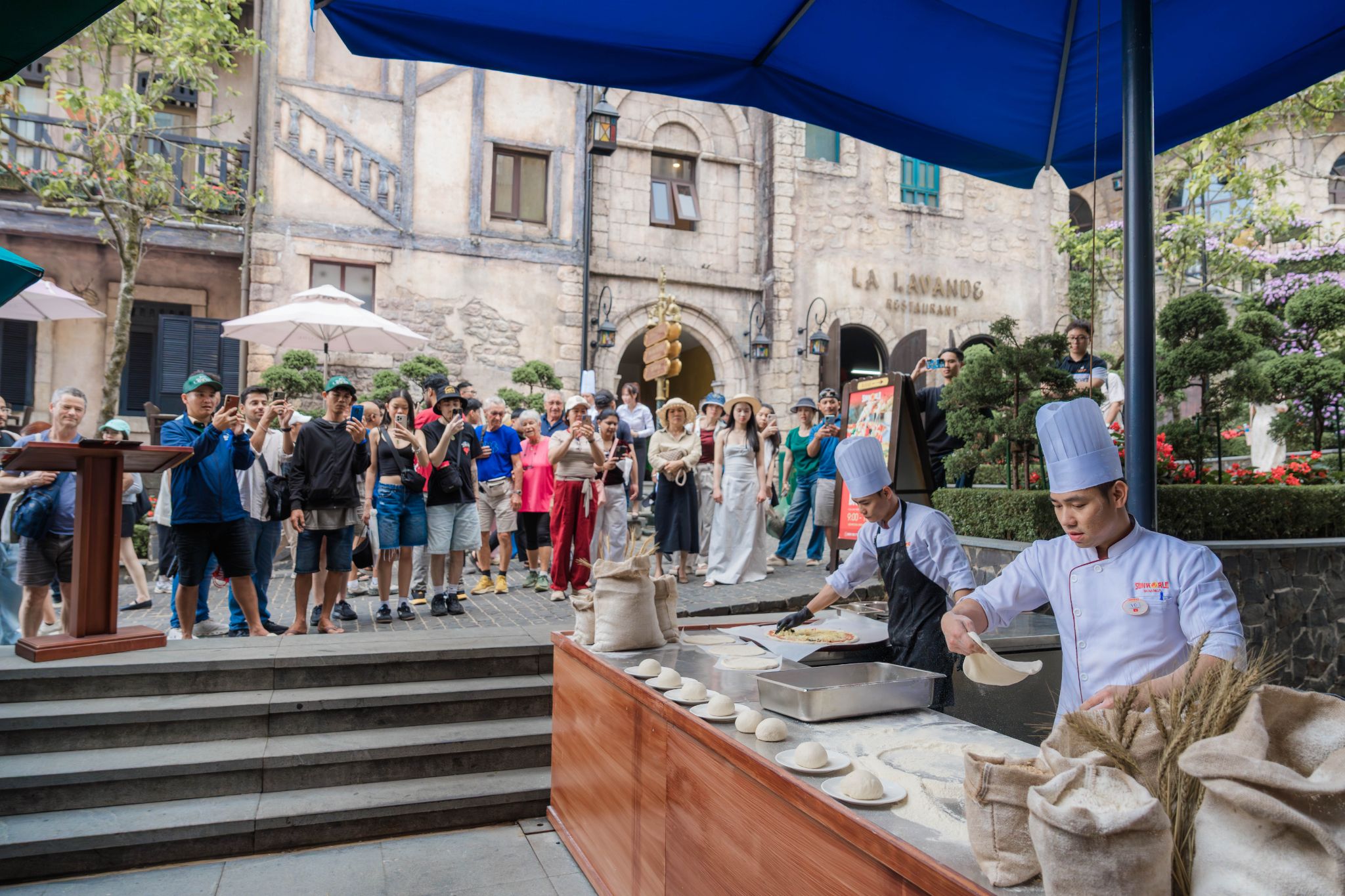 Màn tung hứng đế bánh điêu luyện của đầu bếp tại nhà hàng Brasserie.